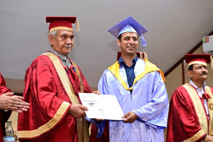 Students -‘hard disk’ Fish Eye