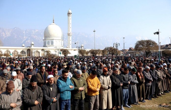 Thousands , Devotees, Dargah Hazratbal shrine, Jumat-ul-Vida, Fish Eye