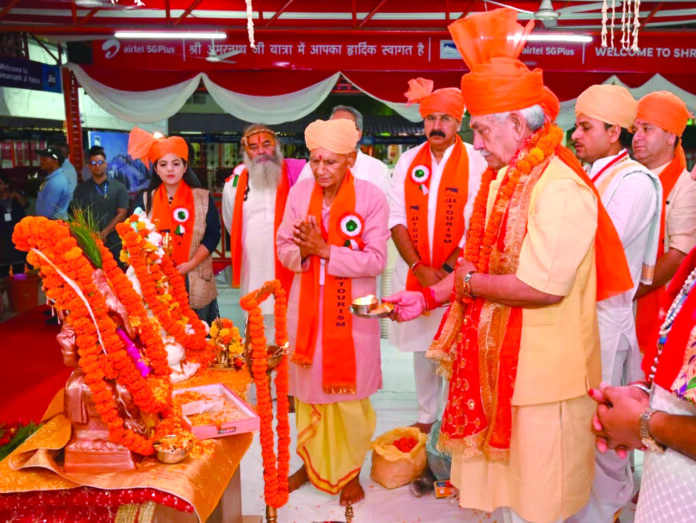 Amarnath Yatra Begins, LG Sinha, Flags off, tight security, Fish Eye